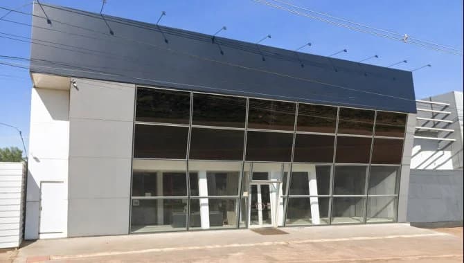 Foto 1 de 3: Comercial em leilão em Porto Velho - RO, bairro Floresta — Imóvel Comercial (com Loja e Galpões) em Terreno de 4.000 m² - Porto Velho - RO
