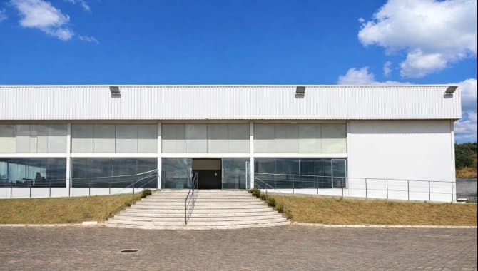Foto 1 de 17: Comercial em leilão em São João Del Rei - MG, bairro Vila São Vicente — Imóvel Comercial 1.786 m² (construção) e 8.316 m² (terreno) - Vila São Vicente - São João Del Rei - MG