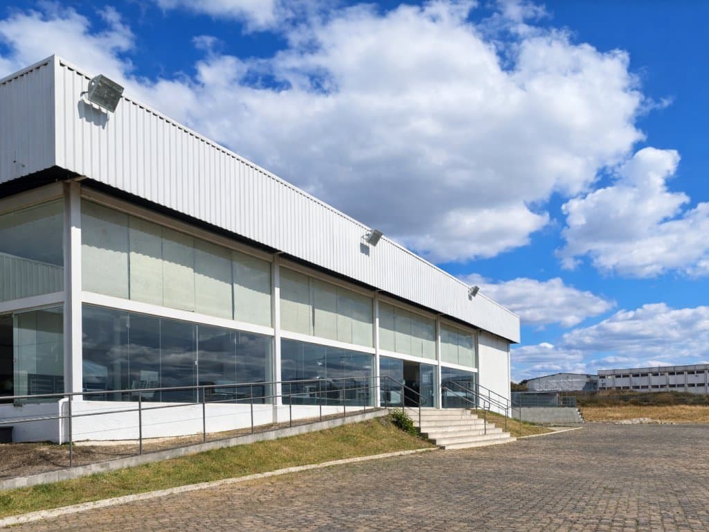 Foto 3 de 17: Comercial em leilão em São João Del Rei - MG, bairro Vila São Vicente — Imóvel Comercial 1.786 m² (construção) e 8.316 m² (terreno) - Vila São Vicente - São João Del Rei - MG