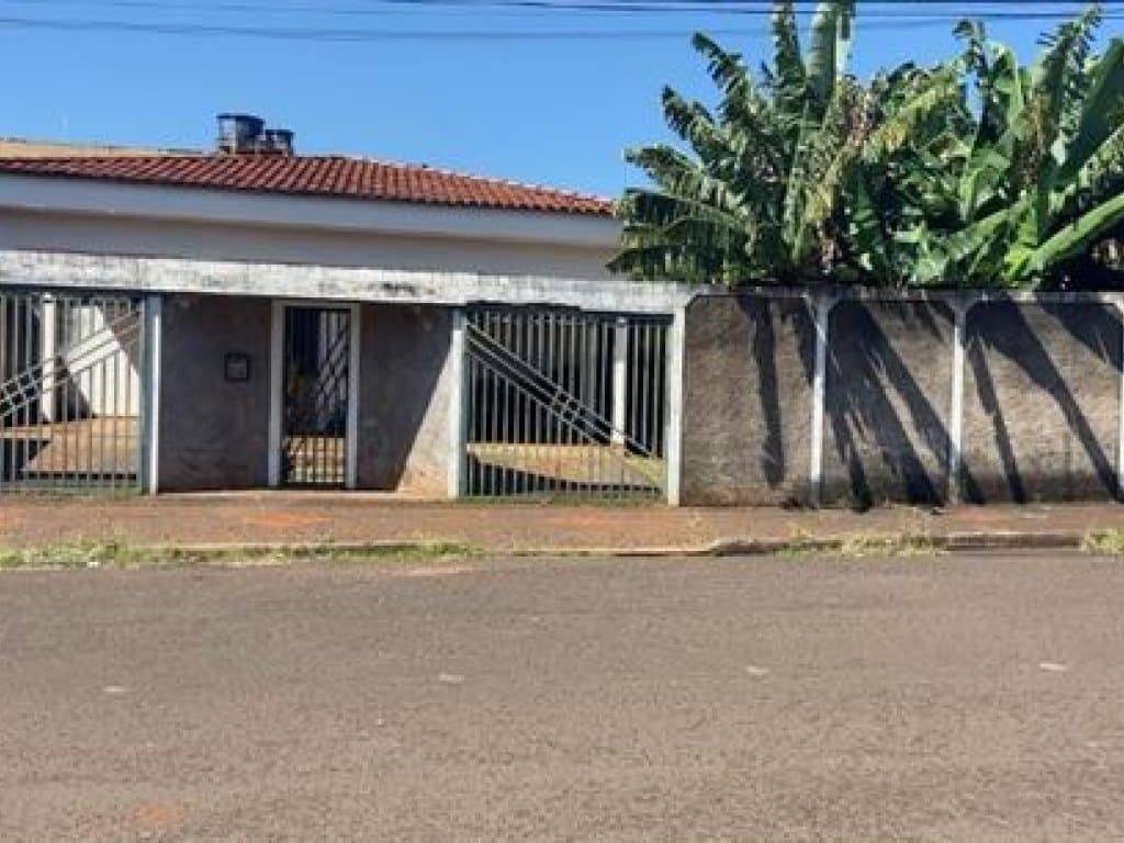 Foto 2 de 9: Casa em leilão em Ituiutaba - MG, bairro Centro — Casa 236 m² - Centro - Ituiutaba - MG