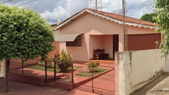 Foto 1 de 6: Casa em leilão em Ibirá - SP, bairro Centro — Parte Ideal (33,33%) sobre Casa em Terreno de 484 m² - Centro - Ibirá - SP