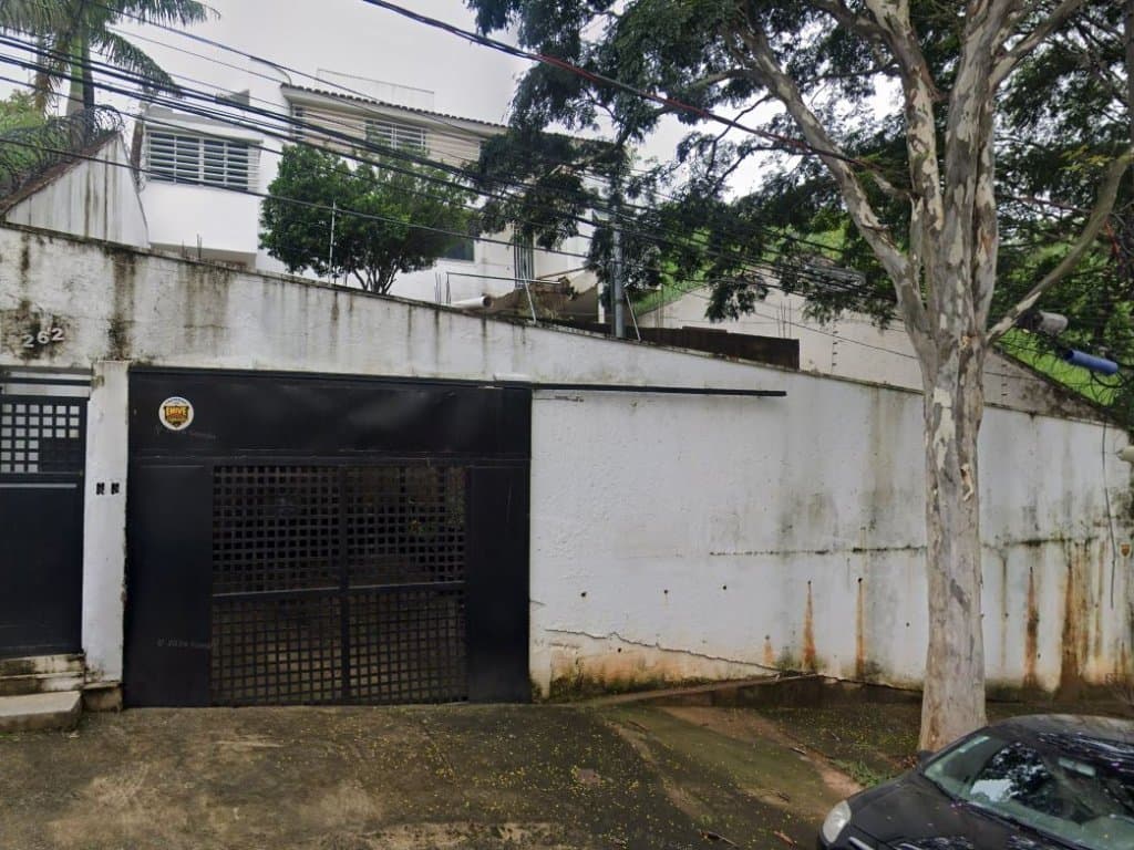 Foto 1 de 3: Casa em leilão em Belo Horizonte - MG, bairro Santa Lúcia — Casa 359 m² em terreno de 1.373 m² - Santa Lúcia - Belo Horizonte - MG