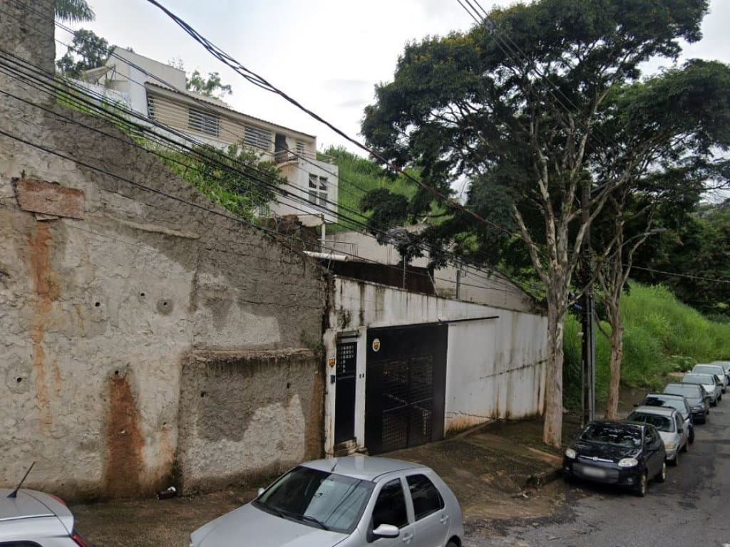 Foto 2 de 3: Casa em leilão em Belo Horizonte - MG, bairro Santa Lúcia — Casa 359 m² em terreno de 1.373 m² - Santa Lúcia - Belo Horizonte - MG