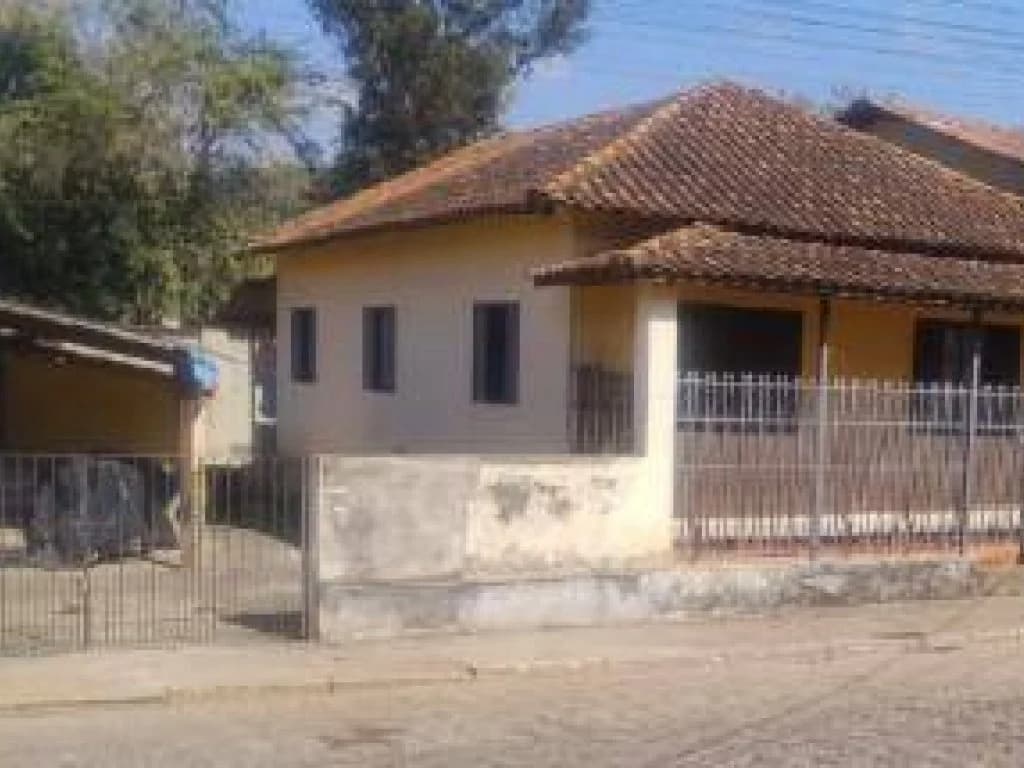 Foto 1 de 6: Casa em leilão em Piranguçu - MG, bairro Centro — Casa, Padrão, 1 Vaga(S) de Garagem