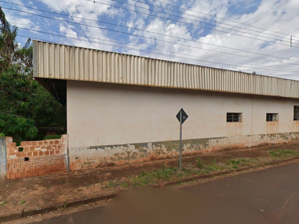 Foto 1 de 3: Comercial em leilão em Platina - SP, bairro Centro — Imóvel Comercial em Terreno 4.180 m² - Platina - SP