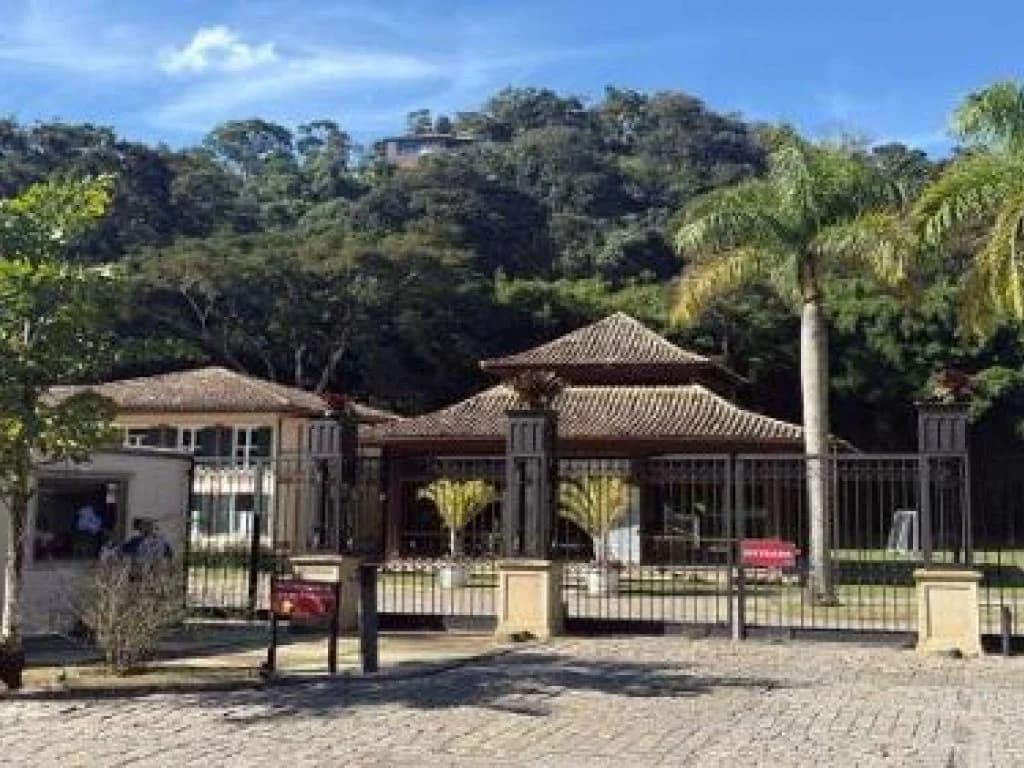 Terreno em leilão em Petrópolis - RJ, bairro Itaipava — Terreno 969 m² - Petrópolis-RJ - Rua Neuza Goulart Brizola, 2.225 - Casa 50 do Tipo 1 - Condomínio Villa Doménico - Itaipava