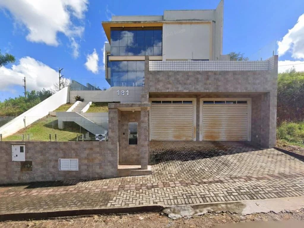 Foto 1 de 4: Casa em leilão em Xanxerê - SC, bairro Vila Sésamo — Casa de Alto Padrão com 310 m² (área construída) - Xanxerê - SC