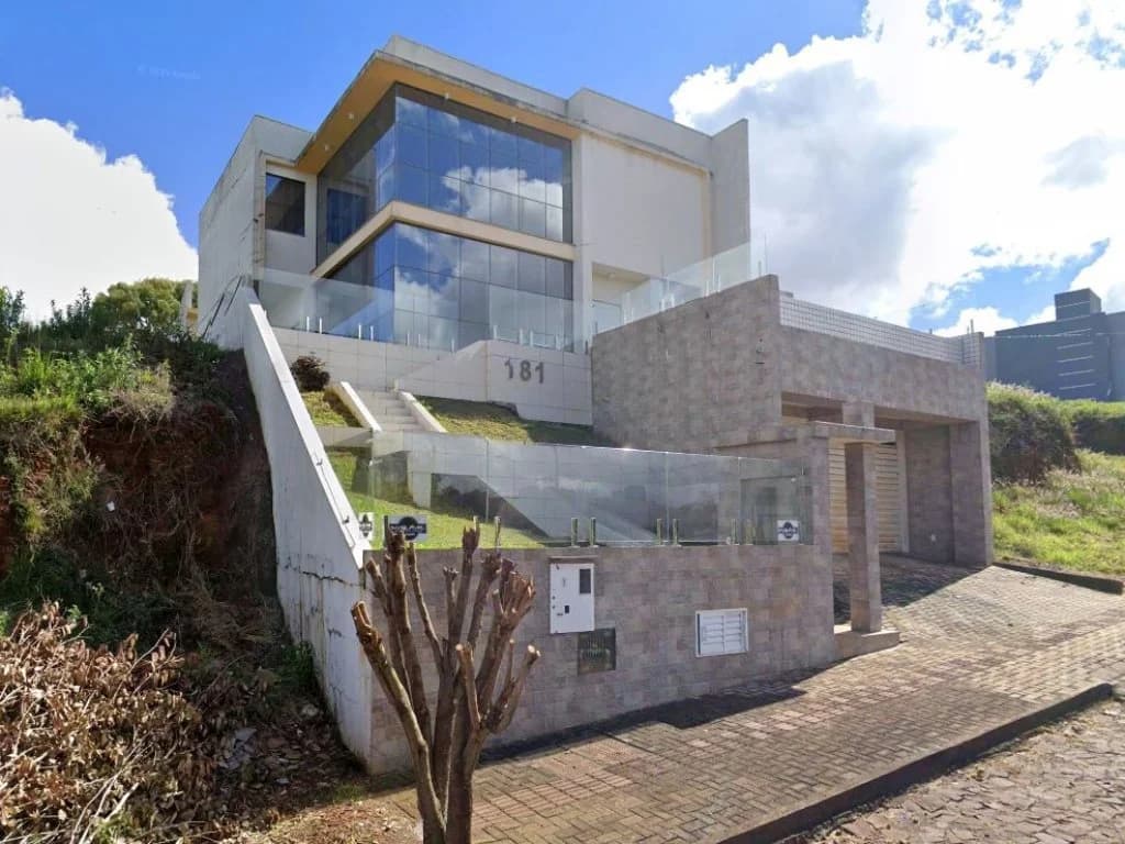 Foto 2 de 4: Casa em leilão em Xanxerê - SC, bairro Vila Sésamo — Casa de Alto Padrão com 310 m² (área construída) - Xanxerê - SC