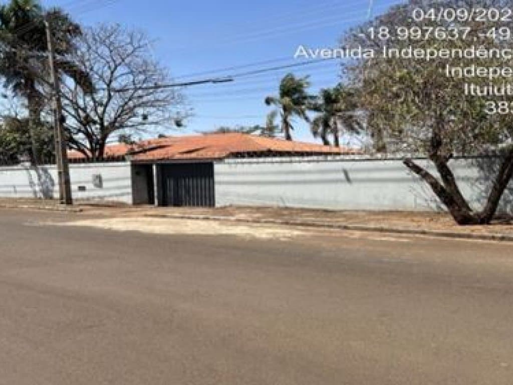 Casa em leilão em Ituiutaba - MG, bairro Independência — Casa 537 m² - Ituiutaba-MG - Av. Independência, 1.287 - Independência