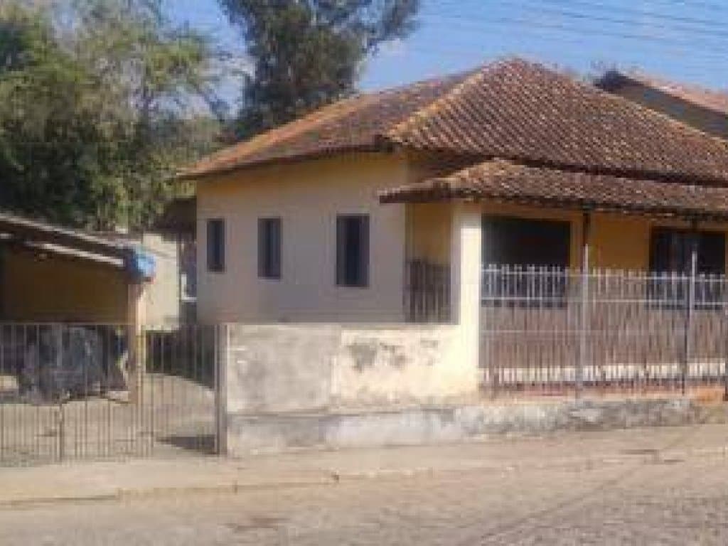 Foto 2 de 6: Casa em leilão em Piranguçu - MG, bairro Centro — Casa, Padrão, 1 Vaga(S) de Garagem