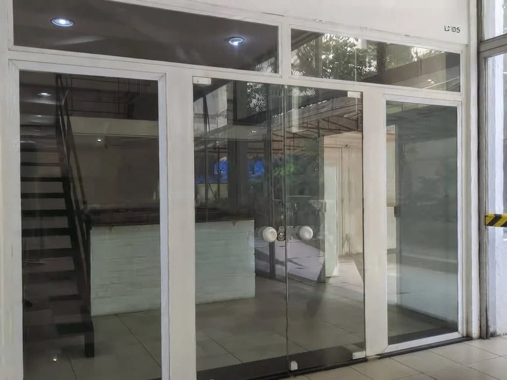 Foto 1 de 77: Comercial em leilão em Rio De Janeiro - RJ, bairro Copacabana — Imóvel Comercial 32 m² (privativa + comum) (Loja 105) - Copacabana - Rio de Janeiro - RJ
