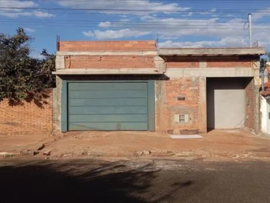 Casa em leilão em Goiatuba - GO, bairro Centro — Casa 82 m² - Goiatuba-GO - Rua São Francisco, 833 - Centro