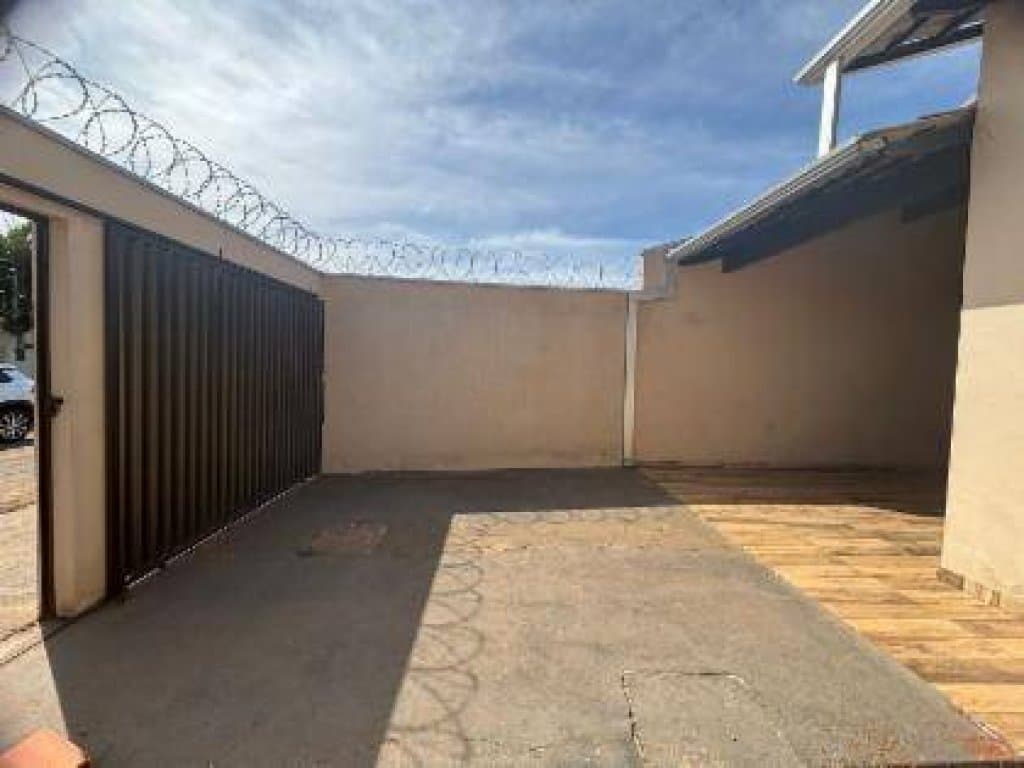 Foto 10 de 26: Casa em leilão em Catalão - GO, bairro Setor Aeroporto — Casa, Padrão, 1 Vaga(S) de Garagem