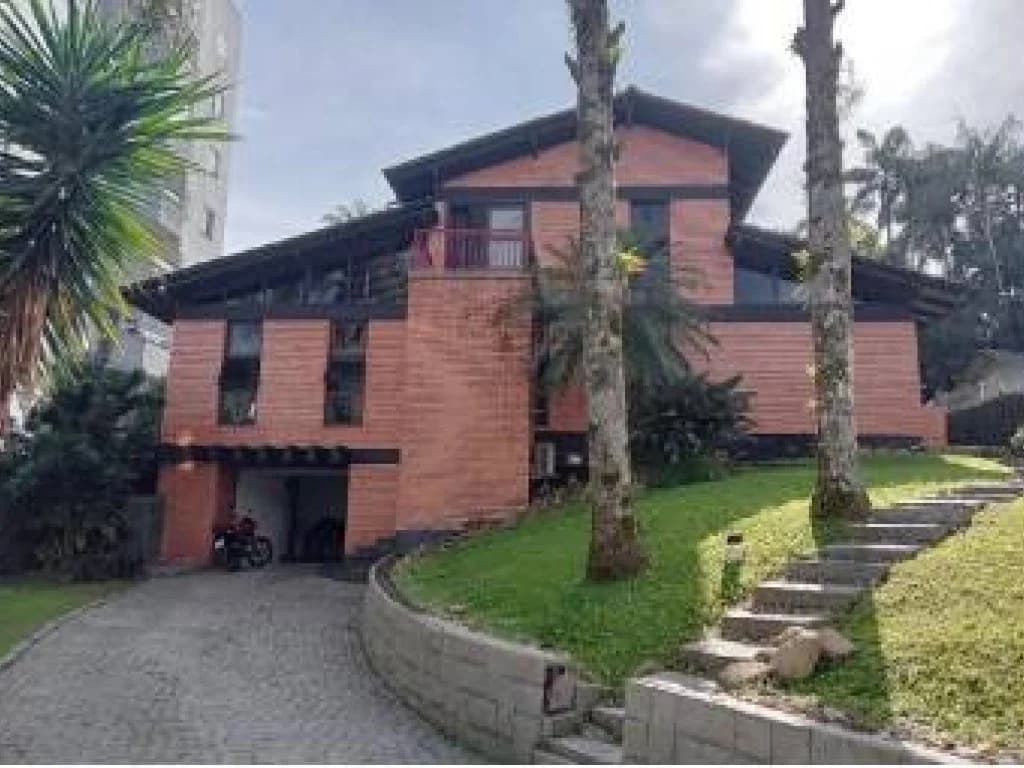 Foto 1 de 6: Casa em leilão em Joinville - SC, bairro Floresta — Casa, Padrão, 0 Vaga(S) de Garagem