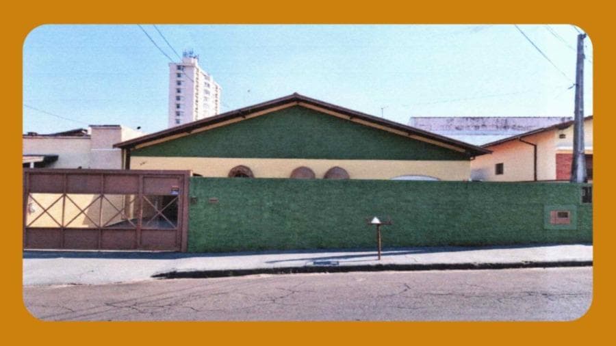 Terreno em leilão em Botucatu - SP — Um terreno com uma casa residencial edificada, com frente para a rua Comendador Pedro Stefanini, Vila Carmelo, Botucatu/SP, com área total de 318,78m2 e área construída de 142,97m2.