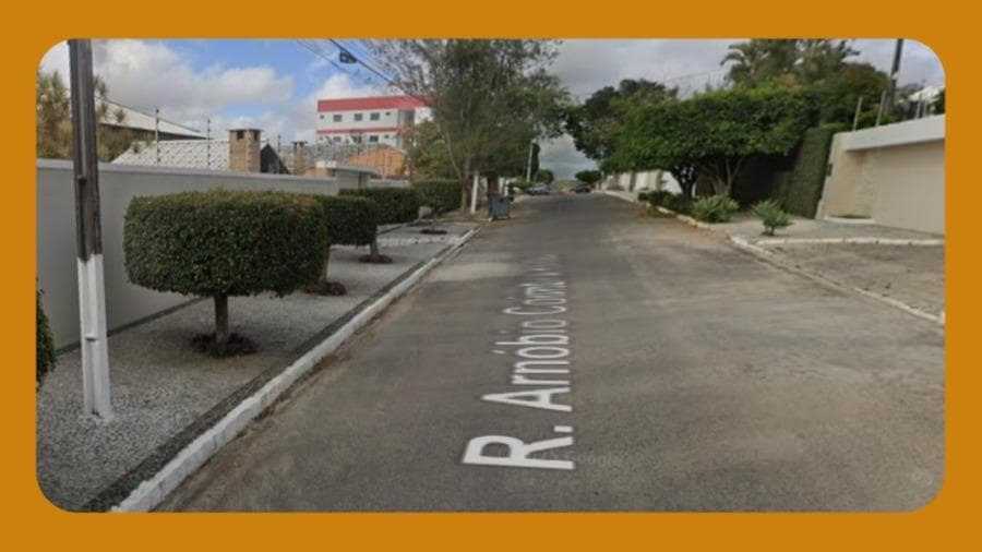 Foto 1 de 2: Casa em leilão em Garanhuns - PE — - CASA NA RUA ARNOBIO COIMBRA PINTO, 346, BAIRRO HELIÓPOLIS, GARANHUS/PE. COM ARÉA TOTAL DE 976M² E CONSTRUÍDA DE 305,58M², CONTENDO SUB-SOLO E PAVIMENTO TERREO --