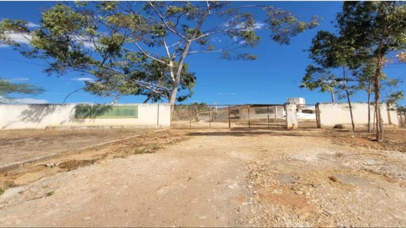 Foto 1 de 10: Comercial em leilão em Ituaçu - BA — ¿Imovel ITUAÇU/BA - Área de 9.756 m² com infraestrutura industrial - 5 galpões averbados (até 330 m² cada) - Prédio e laboratório - Oficina e galpão extra (não averbados) - Ao lado da estrada Ituaçu/Tanhaçu, fácil acesso à BR-142!