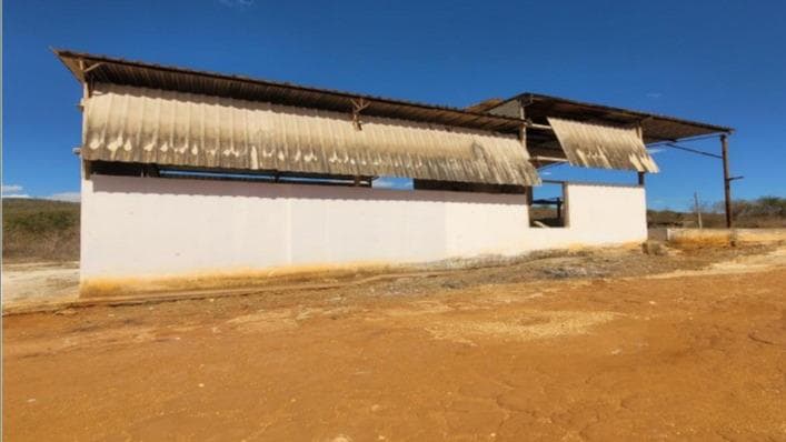 Foto 4 de 10: Comercial em leilão em Ituaçu - BA — ¿Imovel ITUAÇU/BA - Área de 9.756 m² com infraestrutura industrial - 5 galpões averbados (até 330 m² cada) - Prédio e laboratório - Oficina e galpão extra (não averbados) - Ao lado da estrada Ituaçu/Tanhaçu, fácil acesso à BR-142!