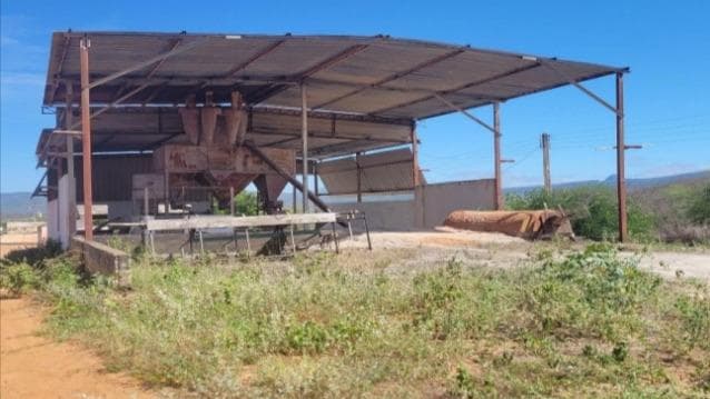 Foto 5 de 10: Comercial em leilão em Ituaçu - BA — ¿Imovel ITUAÇU/BA - Área de 9.756 m² com infraestrutura industrial - 5 galpões averbados (até 330 m² cada) - Prédio e laboratório - Oficina e galpão extra (não averbados) - Ao lado da estrada Ituaçu/Tanhaçu, fácil acesso à BR-142!