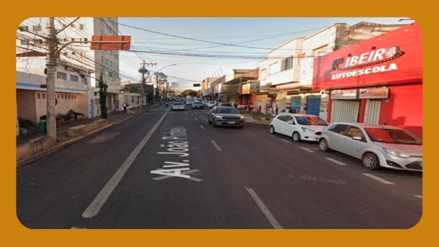 Foto 1 de 2: Terreno em leilão em Uberlândia - MG, bairro Centro — QUOTA PARTE DO IMÓVEL E SEU TERRENO DE FORMATO IREGULAR, SITUADO NA AVENIDA JOÃO PINHEIRO, URBELANDIA/MG. O TERRENO MEDINDO 7,00M X 13,00M X 11,30M X 3,70M X 5,00M. __