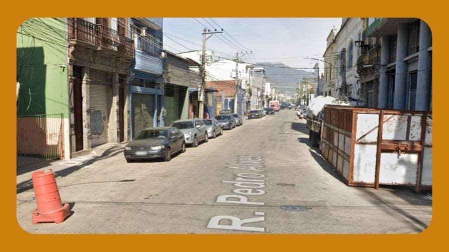 Foto 1 de 2: Comercial em leilão em Rio De Janeiro - RJ, bairro Santo Cristo — GALPÃO NA RUA PEDRO ALVES, 55, SANTO CRISTO, RIO DE JANEIRO/RJ. COM ÁREA EDIFICADA DE 567M², EM TERRENO QUE MEDE 415M². O IMÓVEL UTILIZADO PARA DEPÓSITO DE RECICLÁVEIS E SUCATAS.__