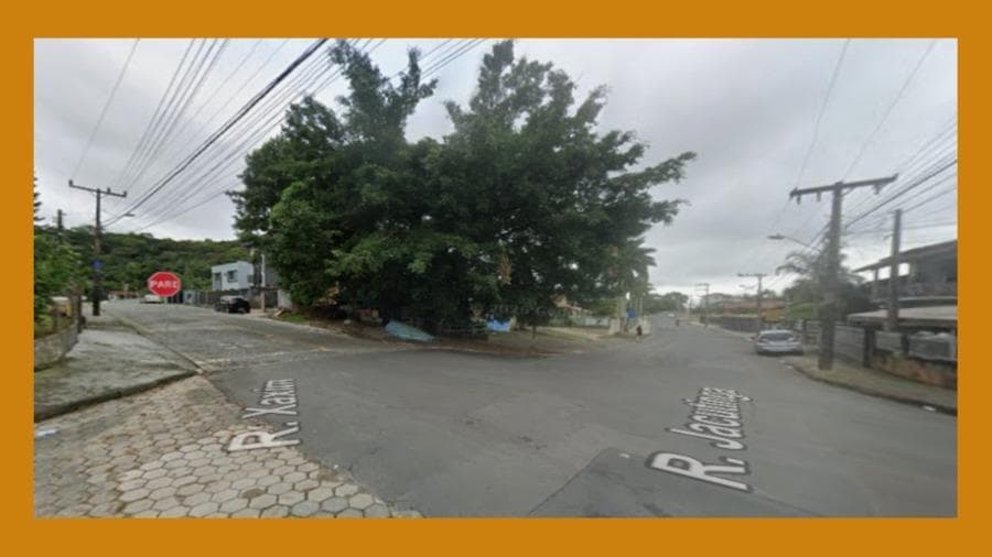 Foto 1 de 2: Terreno em leilão em Joinville - SC, bairro Iririú — UM TERRENO URBANO DE FORMATO IRREGULAR LOCALIZADO NA RUA JACUTINGA, DISTANDO 139,35 METROS DA RUA XAXIM, EM IRIRIÚ, JOINVILLE/SC, COM ÁREA TOTAL DE 423,03M².__