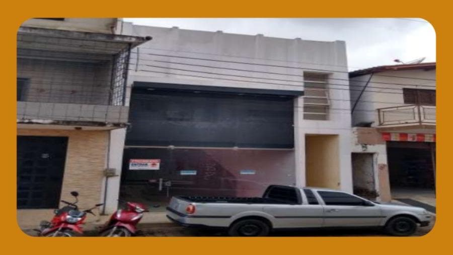 Foto 1 de 2: Comercial em leilão em Catolé Do Rocha - PB — IMÓVEL COM DOIS PAVIMENTOS, NA RUA BEVENUTO GONÇALVES Nº 174, EM CATOLÉ DO ROCHA/PB. O TERREO É AMPLO E SEM DIVISÕES DESTINADO A AFINS COMERCIAIS, E O PRIMEIRO ANDAR É DESTINADO A AFINS RESIDENCIAIS.__