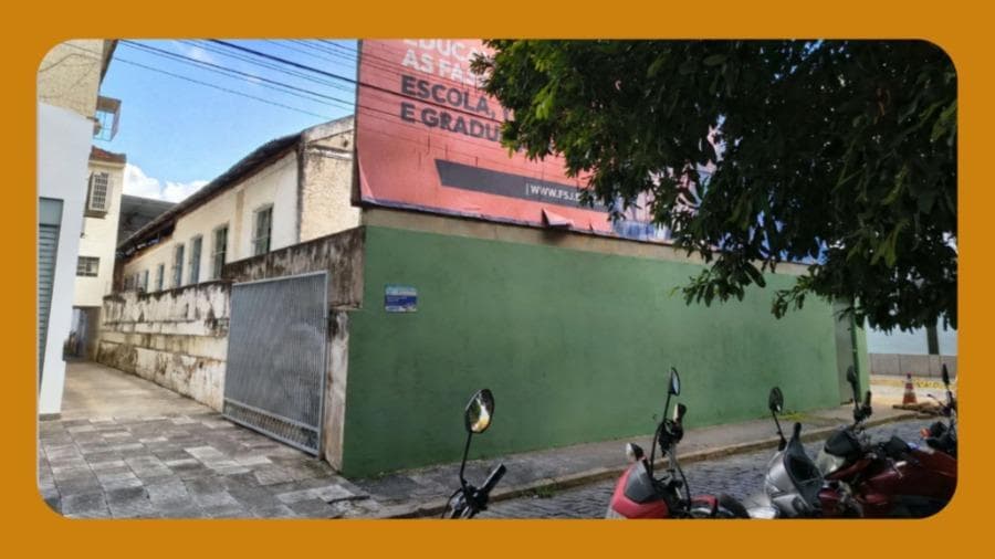 Foto 1 de 2: Casa em leilão em Itaperuna - RJ, bairro Centro — IMÓVEL NA PRAÇA NILO PEÇANHA, Nº 37, CENTRO, ITAPERUNA/RJ, ESQUINA COM A RUA MAJOR PORFÍRIO HENRIQUES, COM TERRENO DE 687,84 M², CONTENDO CASA ANTIGA DE ALVENARIA E QUADRA COBERTA COM ESTRUTURA METÁLICA NOS FUNDOS.__