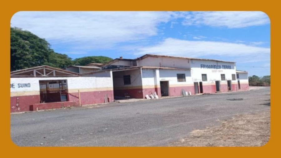 Foto 1 de 5: Comercial em leilão em Alfenas - MG, bairro Distrito Industrial — COMPLEXO INDUSTRIAL, DESTINADO AO ABATE DE SUÍNOS E BOVINOS, NA AVENIDA PERIMETRAL OESTE, Nº 1.650, DISTRITO INDUSTRIAL, ALFENAS/MG, COM ÁREA CONSTRUÍDA DE 2.163,25 M² EM TERRENO MEDINDO 11.428,00 M². __