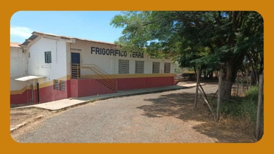 Foto 2 de 5: Comercial em leilão em Alfenas - MG, bairro Distrito Industrial — COMPLEXO INDUSTRIAL, DESTINADO AO ABATE DE SUÍNOS E BOVINOS, NA AVENIDA PERIMETRAL OESTE, Nº 1.650, DISTRITO INDUSTRIAL, ALFENAS/MG, COM ÁREA CONSTRUÍDA DE 2.163,25 M² EM TERRENO MEDINDO 11.428,00 M². __