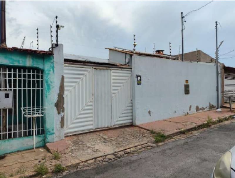 Foto 1 de 16: Casa em leilão em Cuiabá - MT, bairro Porto — LOTE 001 LOTE DE TERRENO URBANO 1 CASA RESIDÊNCIAL EM CUIABÁ BAIRRO PORTO
