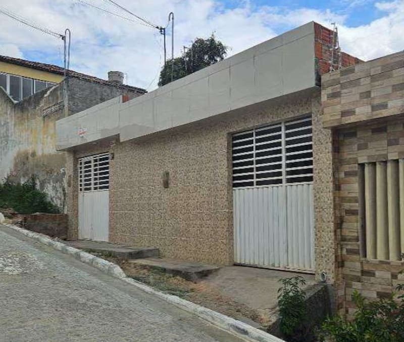 Foto 1 de 2: Casa em leilão em Bezerros - PE — LOTE 002 CASA LOCALIZADA NA RUA ANTÔNIA MENDES N° 9 E 9-A BAIRRO SANTO AMARO BEZERROS/PE