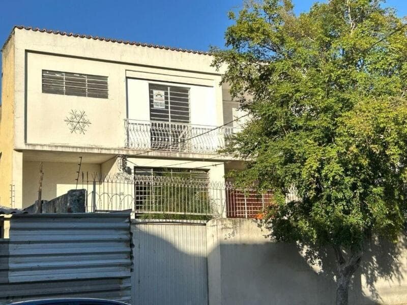 Foto 1 de 9: Casa em leilão em Curitiba - PR — LOTE 006 Casa Antiga no São Francisco