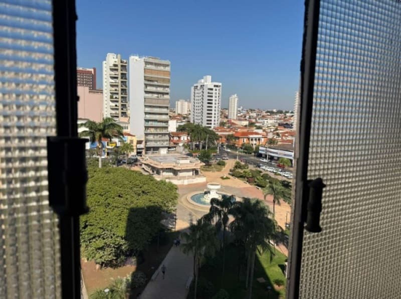Foto 4 de 10: Comercial em leilão em Catanduva - SP, bairro Centro — LOTE 002 SALA COMERCIAL - Edifício do Café - frente para Praça da República - Centro da cidade de Ca