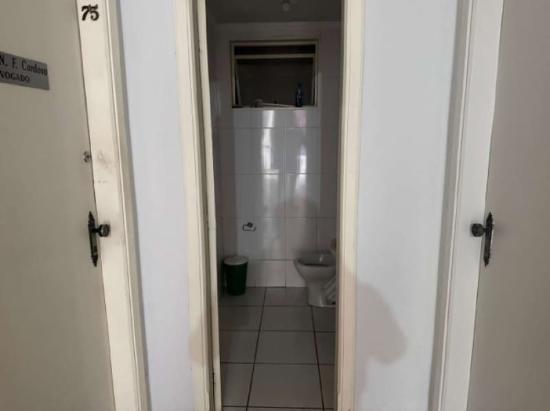 Foto 6 de 10: Comercial em leilão em Catanduva - SP, bairro Centro — LOTE 002 SALA COMERCIAL - Edifício do Café - frente para Praça da República - Centro da cidade de Ca