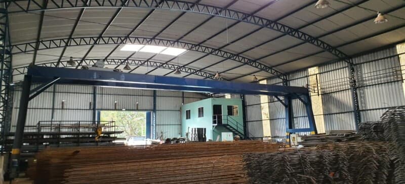 Foto 4 de 9: Comercial em leilão em Resende - RJ — LOTE 001 IMÓVEL COMERCIAL - GALPÕES com COBERTURA METÁLICA e Área Administrativa na Av. Juscelino Ku