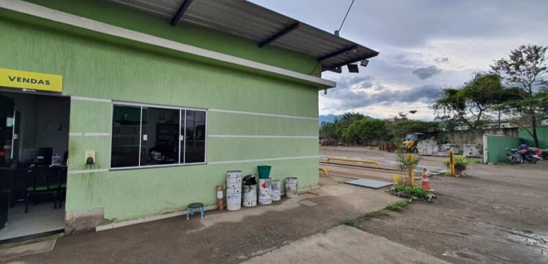 Foto 7 de 9: Comercial em leilão em Resende - RJ — LOTE 001 IMÓVEL COMERCIAL - GALPÕES com COBERTURA METÁLICA e Área Administrativa na Av. Juscelino Ku