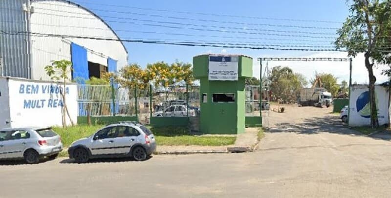 Foto 1 de 9: Comercial em leilão em Resende - RJ — LOTE 001 IMÓVEL COMERCIAL - GALPÕES com COBERTURA METÁLICA e Área Administrativa na Av. Juscelino Ku