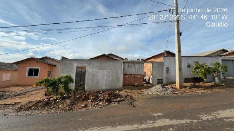 Casa em leilão em Cláudio - MG, bairro Centro — LOTE 120 CASA - CLAUDIO/MG