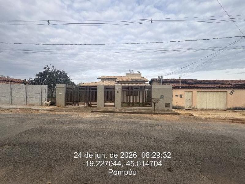 Casa em leilão em Pompéu - MG — LOTE 133 CASA - POMPEU/MG