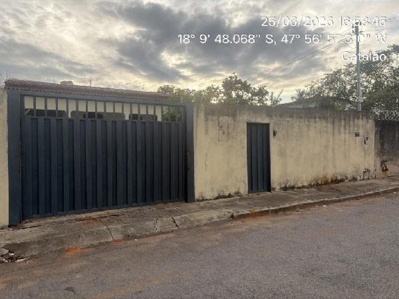 Casa em leilão em Catalão - GO, bairro Mae de Deus — LOTE 066 CASA - CATALAO/GO