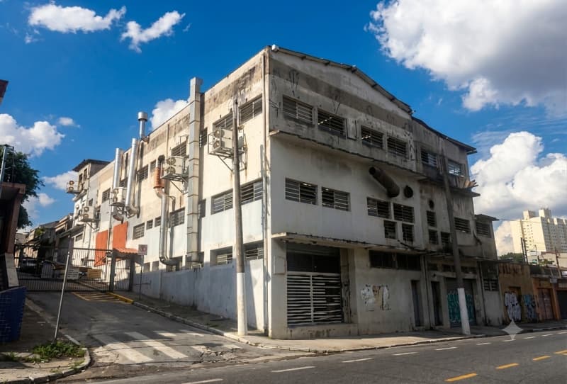 Foto 1 de 18: Terreno em leilão em São Paulo - SP, bairro Vila Prudente — LOTE 002 Excelente imóvel de esquina da Av. Vila Ema nº 3.037 com a Rua Carlos Koekler, Vila Ema, Sã