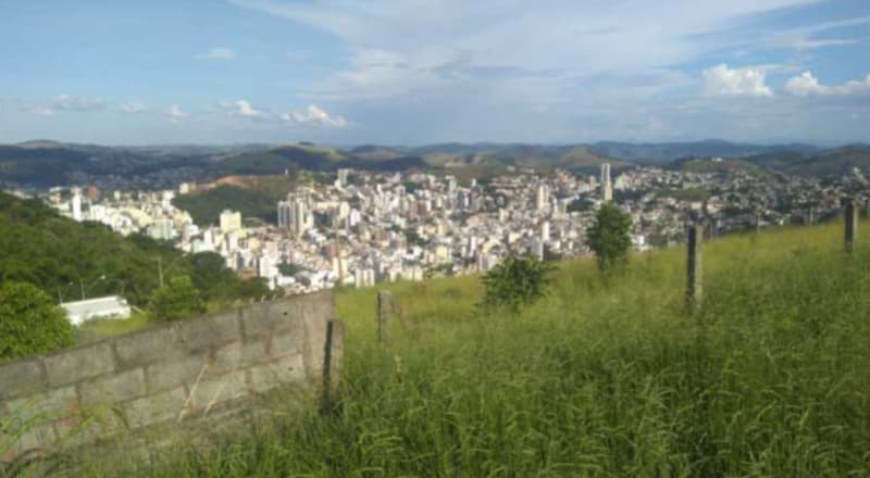Foto 1 de 10: Casa em leilão em Juiz De Fora - MG — LOTE 004 IMÓVEL URBANO NO CONDOMÍNIO REAL RESIDENCE
