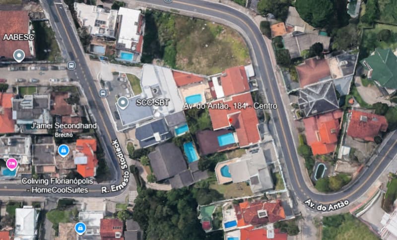 Foto 3 de 5: Terreno em leilão em Florianópolis - SC — LOTE 001 Floriánópolis | SC | Um terreno com a área de 930,00m² com construção de uma casa de 434 m2