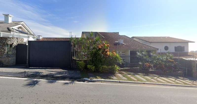 Foto 5 de 5: Terreno em leilão em Florianópolis - SC — LOTE 001 Floriánópolis | SC | Um terreno com a área de 930,00m² com construção de uma casa de 434 m2