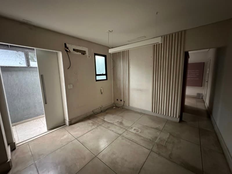 Foto 26 de 32: Comercial em leilão em São Paulo - SP — LOTE 001 Prédio com instalações para hospital, situado a Rua Fidalga nº 58, na Vila Madalena/SP