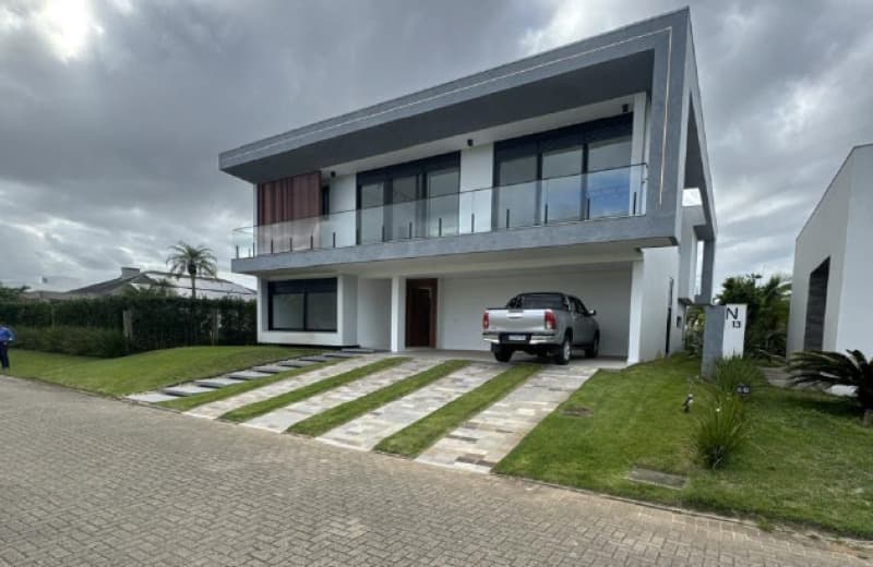 Foto 1 de 10: Casa em leilão em Torres - RS, bairro Itapeva — LOTE 001 CASA EM CONDOMÍNIO — CONDOMÍNIO HORIZONTAL OCEAN SIDE, Unidade Autônoma nº N14 da quadra “N