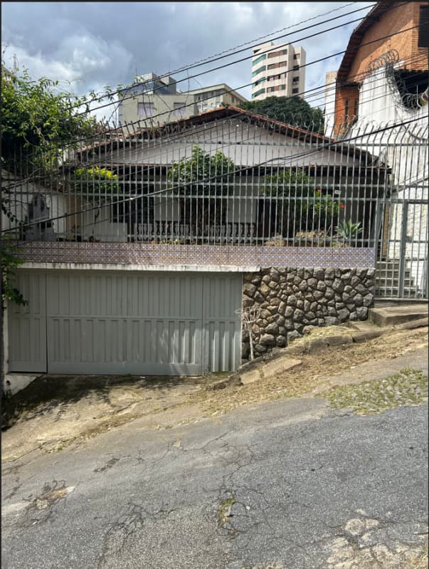 Foto 1 de 12: Casa em leilão em Belo Horizonte - MG, bairro São Lucas — LOTE 001 Casa residencial contendo 3 pavimentos, situada na rua Rádio, 146 – bairro São Lucas