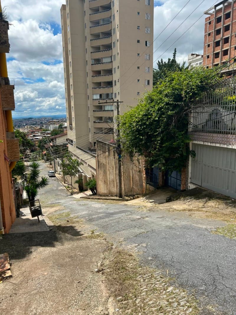 Foto 8 de 12: Casa em leilão em Belo Horizonte - MG, bairro São Lucas — LOTE 001 Casa residencial contendo 3 pavimentos, situada na rua Rádio, 146 – bairro São Lucas