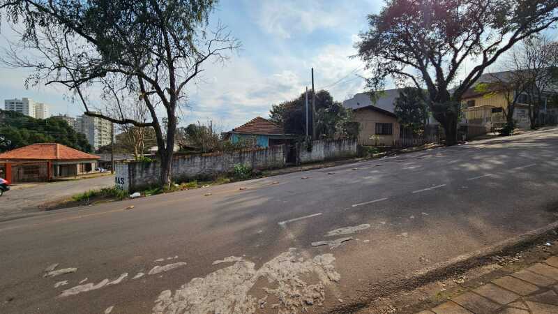 Foto 1 de 4: Terreno em leilão em Passo Fundo - RS, bairro Lucas Araújo — LOTE 001 Um terreno urbano, com área de 271,8950m² , com uma casa de madeira.